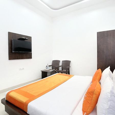 Hotel Oyo 11421 Regal Residency Amritsar Esterno foto